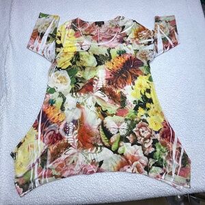 Woman’s 3/4 sleeve Shark Bite Tunic Top
